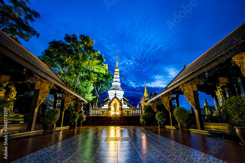 Konstfotografi Wat Phra That Doi Phra Shan is another beautiful temple in Mae Tha District, Lampang Province, the temple is located on the top of Doi Phra Shan