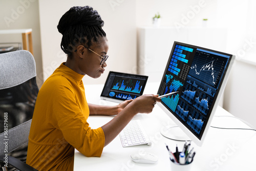 Φωτογραφία African American Business Data Analyst Woman