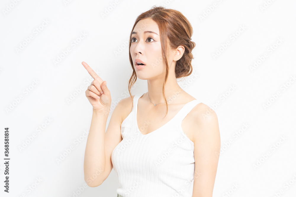 見上げる若い女性 見上げる若い女性