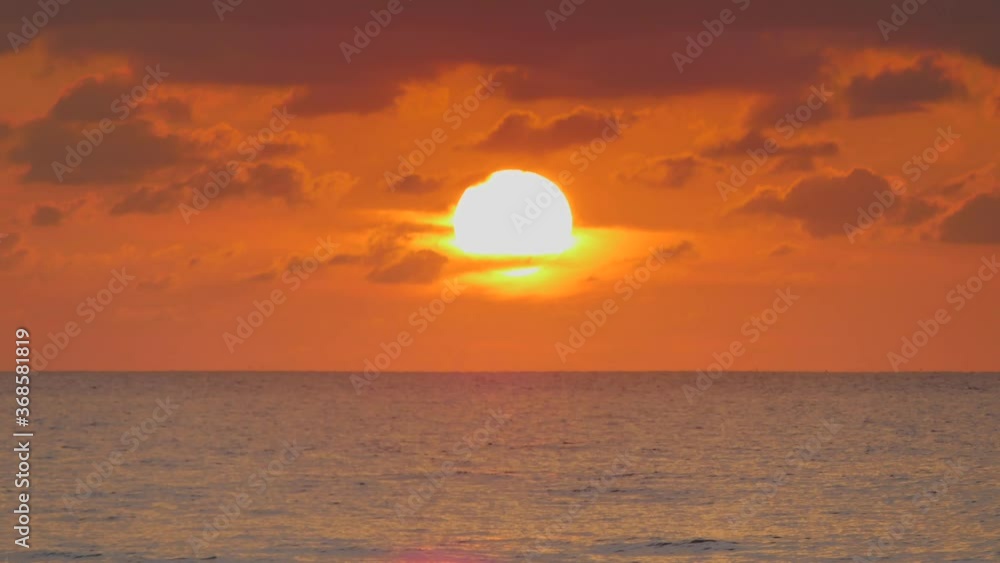 The setting sun in the daytime is the time when the sky is cloudy.
The setting sun in the daytime is the time when the sky is cloudy.