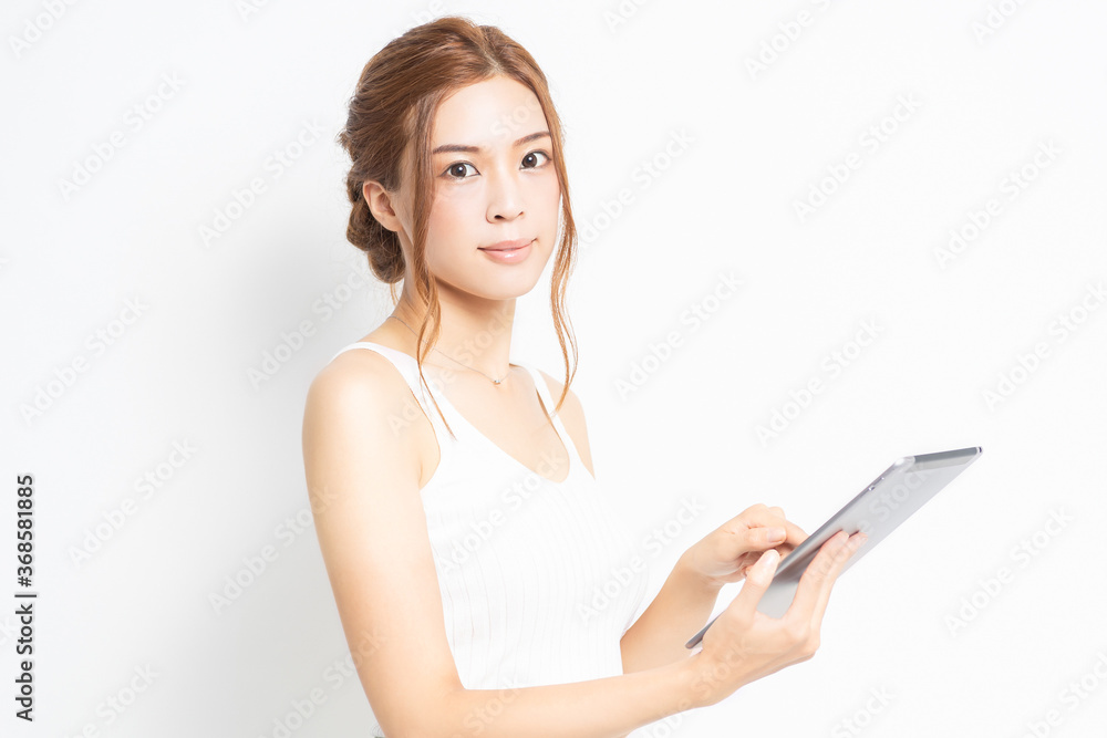 タブレット端末を使う若い女性 タブレット端末を使う若い女性