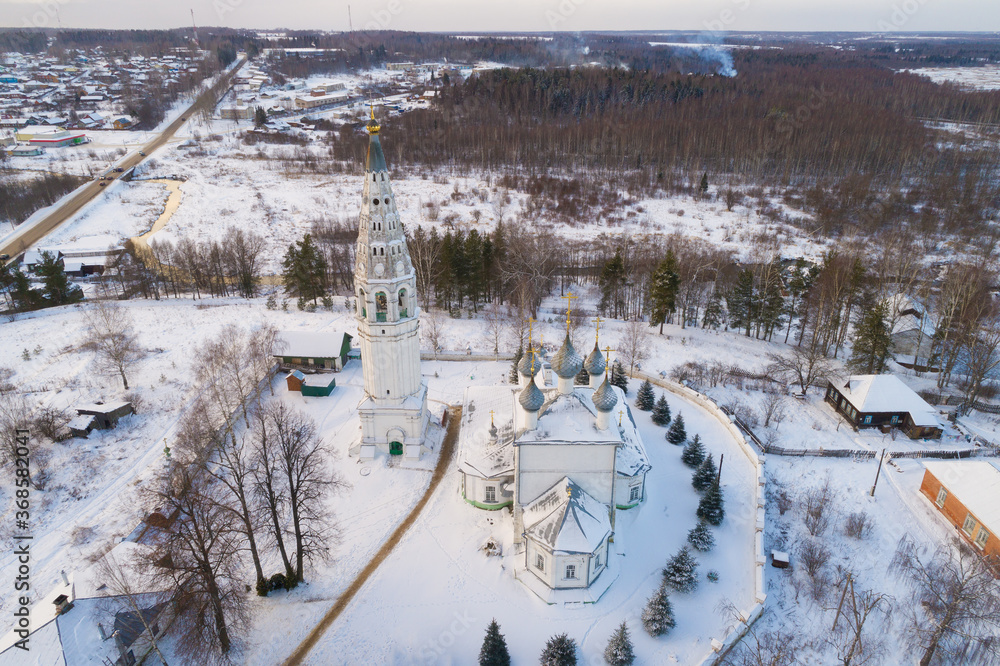 Obraz premium View of the ancient Transfiguration Cathedral on a January day (aerial photography). Sudislavl. Kostroma region, Russia
