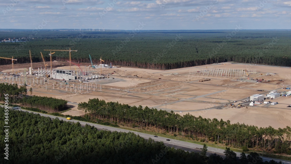 Fototapeta premium Baustelle der Tesla Gigafactory in Grünheide bei Berlin