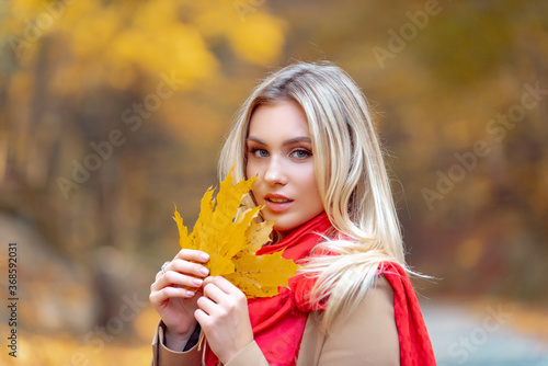 Close-up portrait of beautiful autumn woman outdoors.