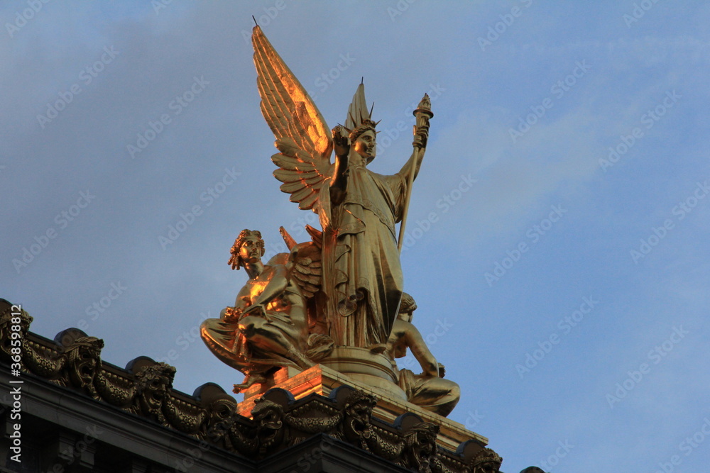 Fototapeta premium 夕日を浴びる天使の像