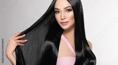 Schilderij op canvas Beautiful asian model girl with shiny black and straight long hair