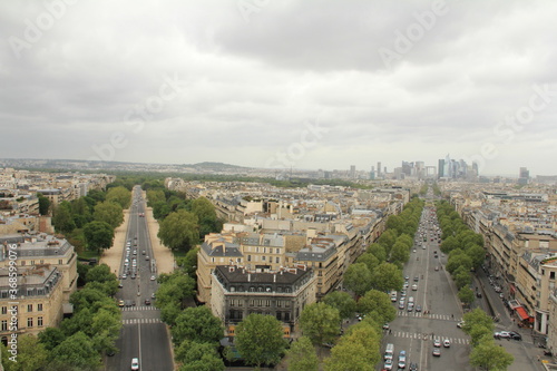 エッフェル塔から見えるパリの道 © 高橋 久美子