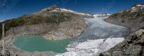 Ghiacciaio del Rodano nelle alpi svizzere coperto a causa dei cambiamenti climatici
