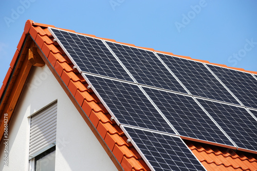Einfamilienhaus mit Solaranlage bzw. Photovoltaikanlage photo