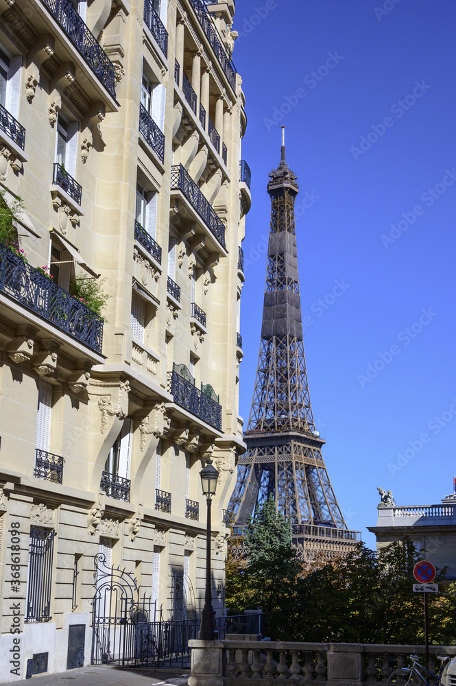 Tour Eiffel et immeuble haussmanien