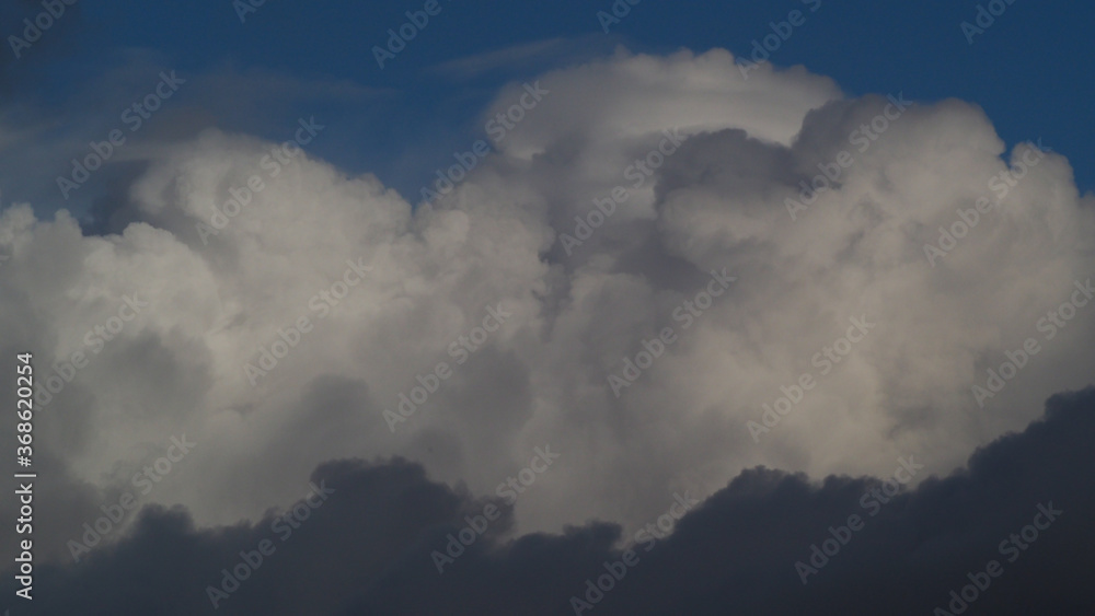 Fototapeta premium Cumulus porteurs d'averses, associés à un temps de traîne