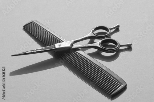 Haidresser`s scissors and comb photo