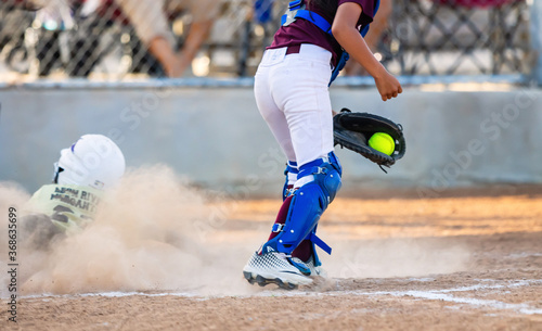 Canvas Print baseball players in home plate action