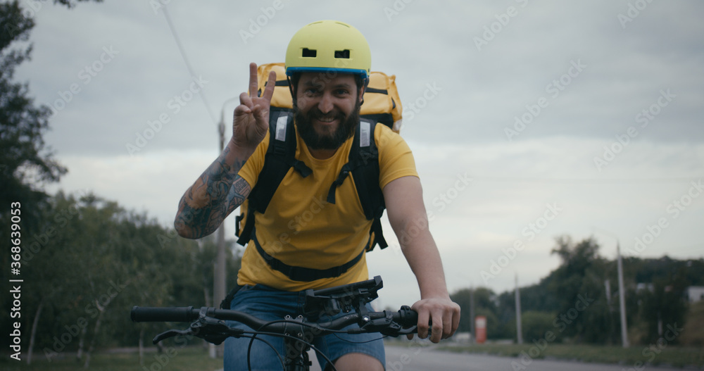 Obraz premium Bicycle messenger smiling at camera