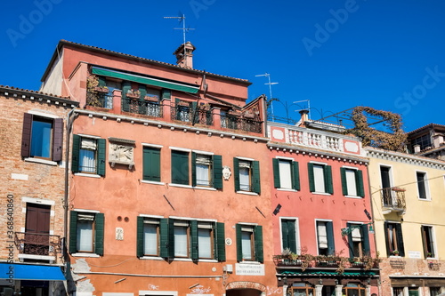 venedig, italien - verwitterte alte häuser am rio dei carmini photo