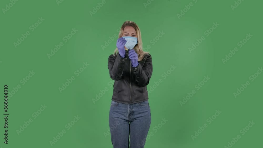 Vidéo Stock Portrait of beautiful young woman in medical mask is ...