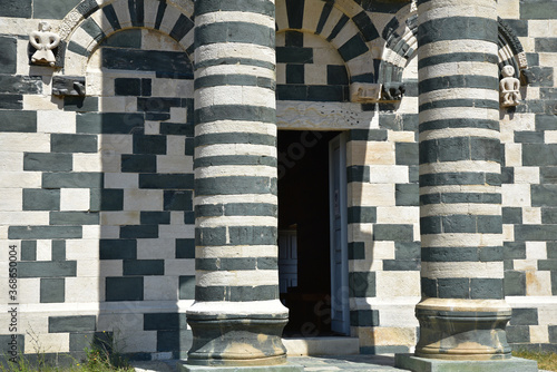 Colonnes bicolore de l'église romane San Michele de Murato, Corse photo