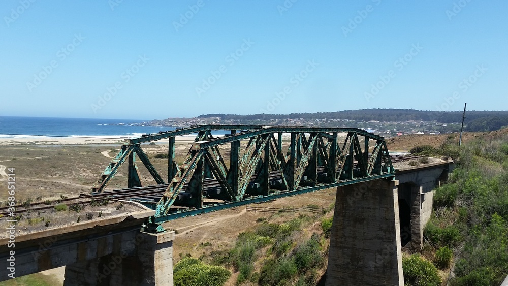 Puente abandonado en el tiempo