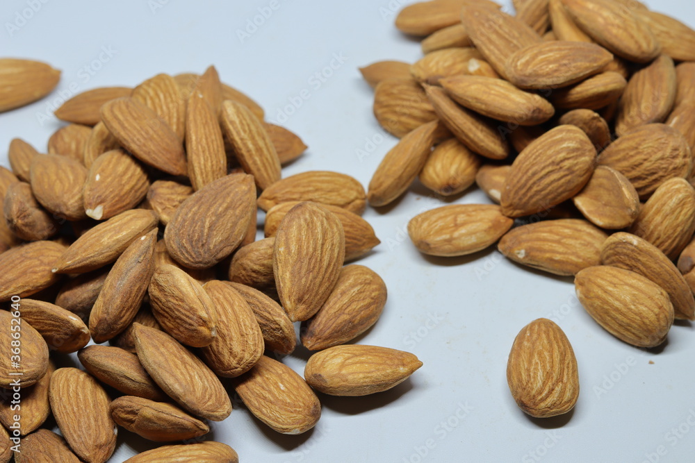 Fototapeta premium Almonds isolated on white background