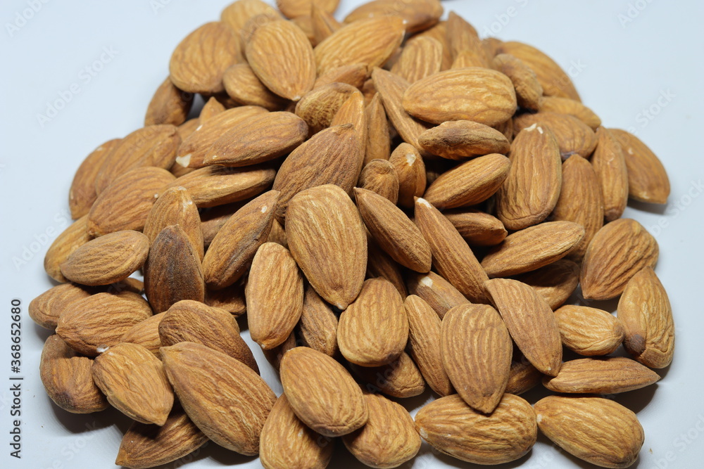 Fototapeta premium Almonds isolated on white background
