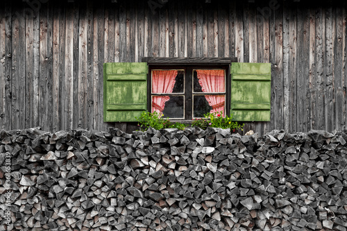 Fenster mit Fensterladen auf Almhütte