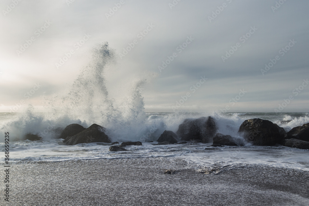 Fototapeta premium Powerful waves splashing