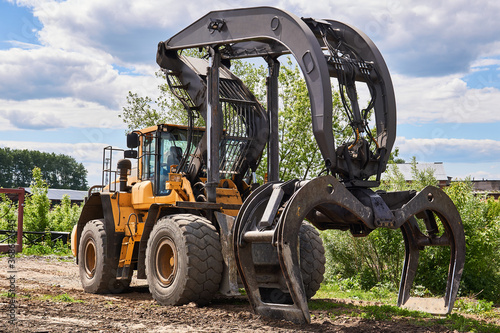 Fotografie dual function grapple skidder outdoors