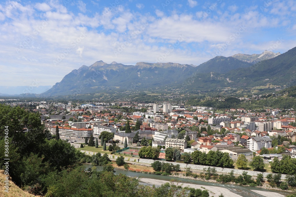 Vue d'ensemble de Albertville au pied du massif des Bauges, ville de Albertville, département de la Savoie,  France