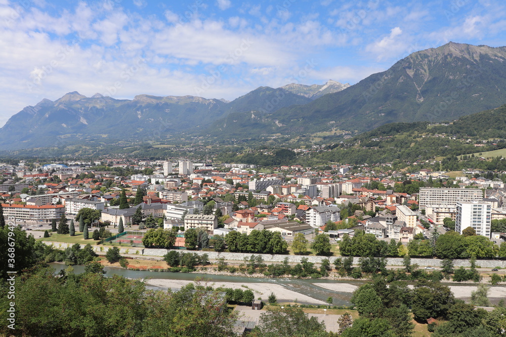 Vue d'ensemble de Albertville au pied du massif des Bauges, ville de Albertville, département de la Savoie,  France