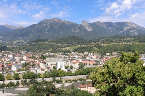 Vue d'ensemble de Albertville au pied du massif des Bauges, ville de Albertville, département de la Savoie, France