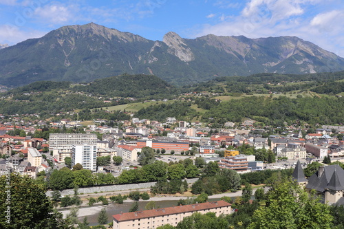 Vue d'ensemble de Albertville au pied du massif des Bauges, ville de Albertville, département de la Savoie, France