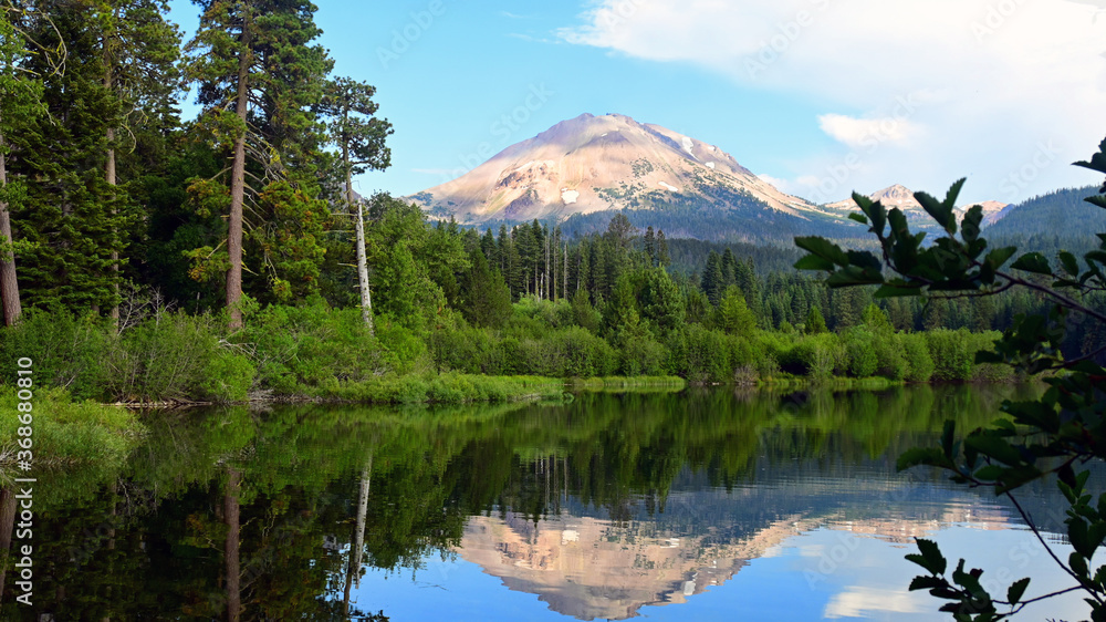 Αυτοκόλλητο Lake Manzanita, Lassen Volcanic National Park, California, USA