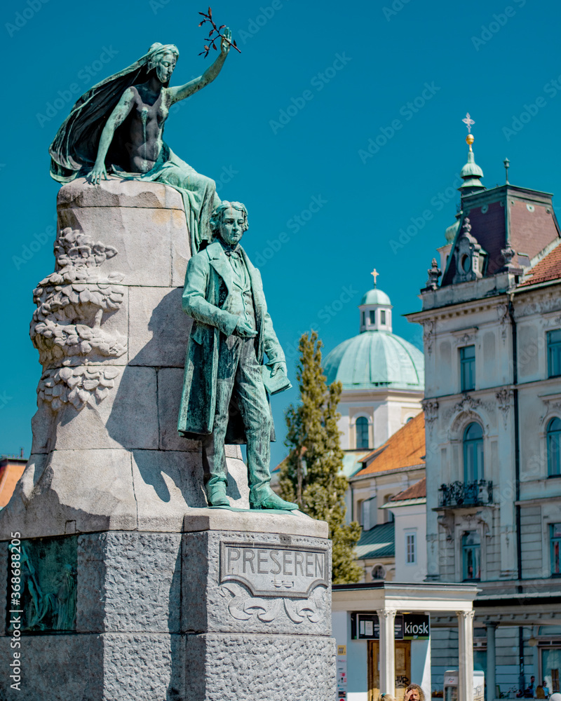 Φωτογραφία Statue of Slovenian poet Preseren in Ljubljana centre, with the cathedral in the background