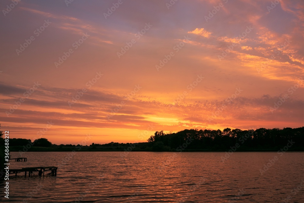 goldener Sonnenuntergang am See