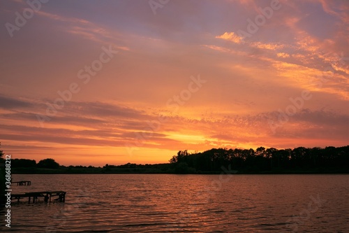 goldener Sonnenuntergang am See