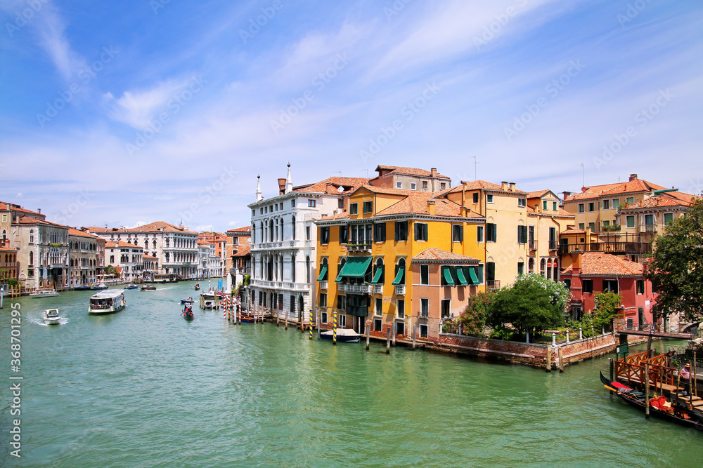 Fototapeta Houses along Grand Canal in Venice, Italy.
