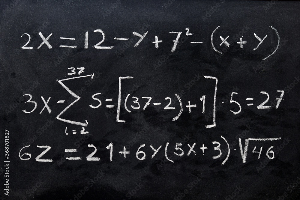 Ecuaciones matemáticas escritas a mano con una tiza blanca en la pizarra  foto de Stock | Adobe Stock