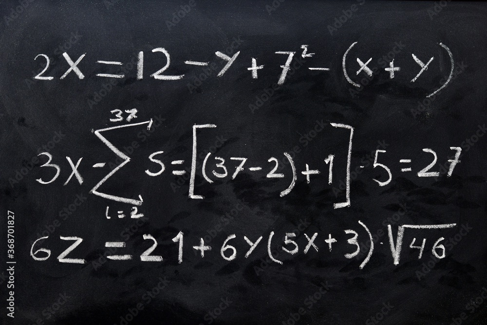 Ecuaciones matemáticas escritas a mano con una tiza blanca en la pizarra Ecuaciones matemáticas escritas a mano con una tiza blanca en la pizarra