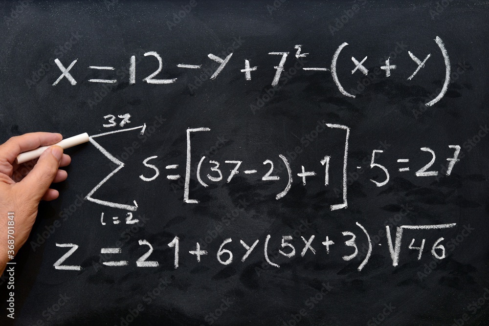 Ecuaciones matemáticas escritas a mano con una tiza en la pizarra Ecuaciones matemáticas escritas a mano con una tiza en la pizarra