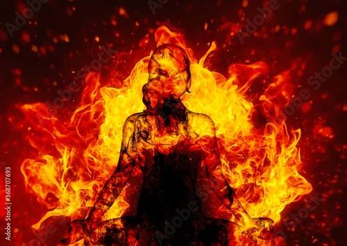 炎に包まれて瞑想する女性のシルエット