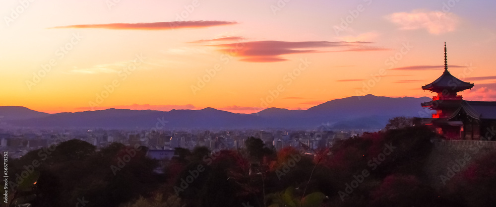Obraz premium Widok zachodu słońca z pagodą w Kioto