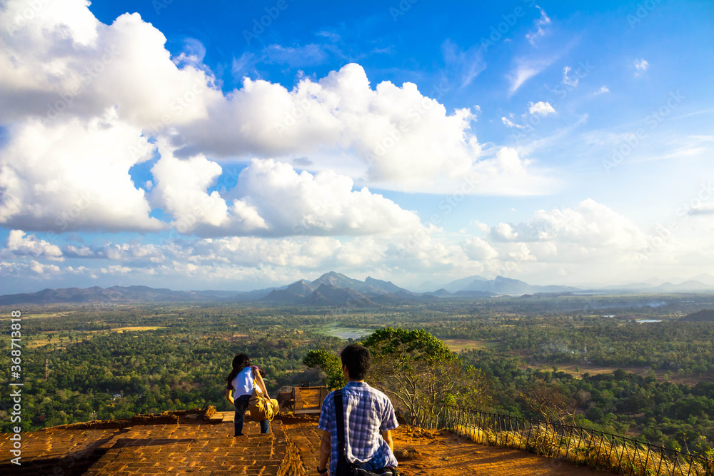 スリランカのシーギリヤ・ロックの頂上から眺めた空と周辺の風景