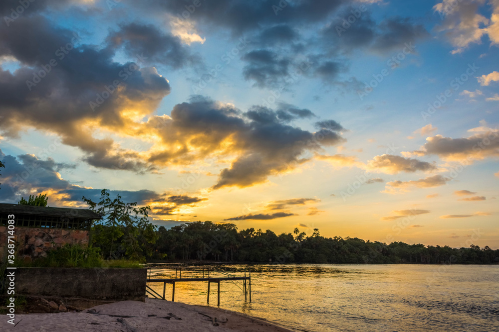 ベネズエラ・エンジェルフォールへの拠点となる、ギアナ高地のカナイマ湖で見た黄金色に輝く夕焼け空