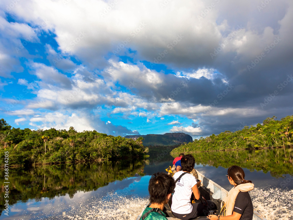 ベネズエラ・ギアナ高地のエンジェルフォールから帰る途中、ボートの上から見た川と青空