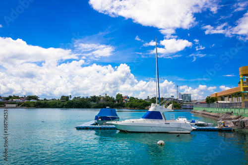 フィリピン・ボホール島の入り口となる、タグビラランの港に浮かぶボートと青空 © 和紀 神谷