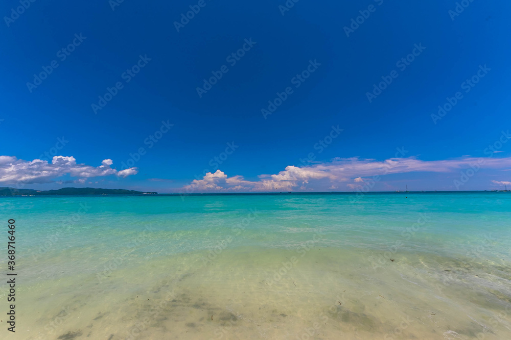 フィリピン・ボラカイ島のホワイトビーチと青空