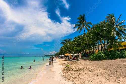 フィリピン・ボラカイ島のホワイトビーチと青空 © 和紀 神谷