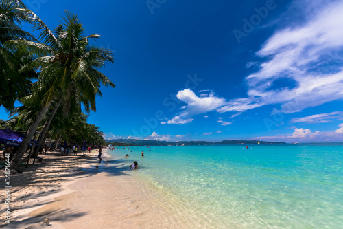 フィリピン・ボラカイ島のホワイトビーチと青空 © 和紀 神谷