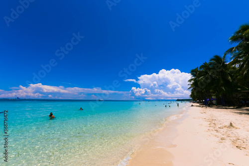 Fototapeta Naklejka Na Ścianę i Meble -  フィリピン・ボラカイ島のホワイトビーチと青空