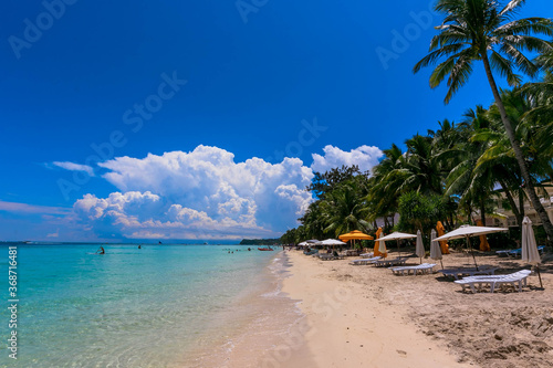 Fototapeta Naklejka Na Ścianę i Meble -  フィリピン・ボラカイ島のホワイトビーチと青空